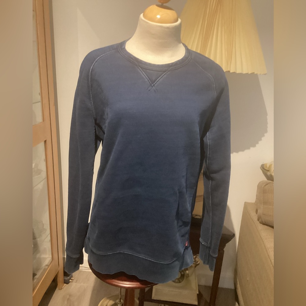 Levi’s Men’s pullover sweater. Size M.